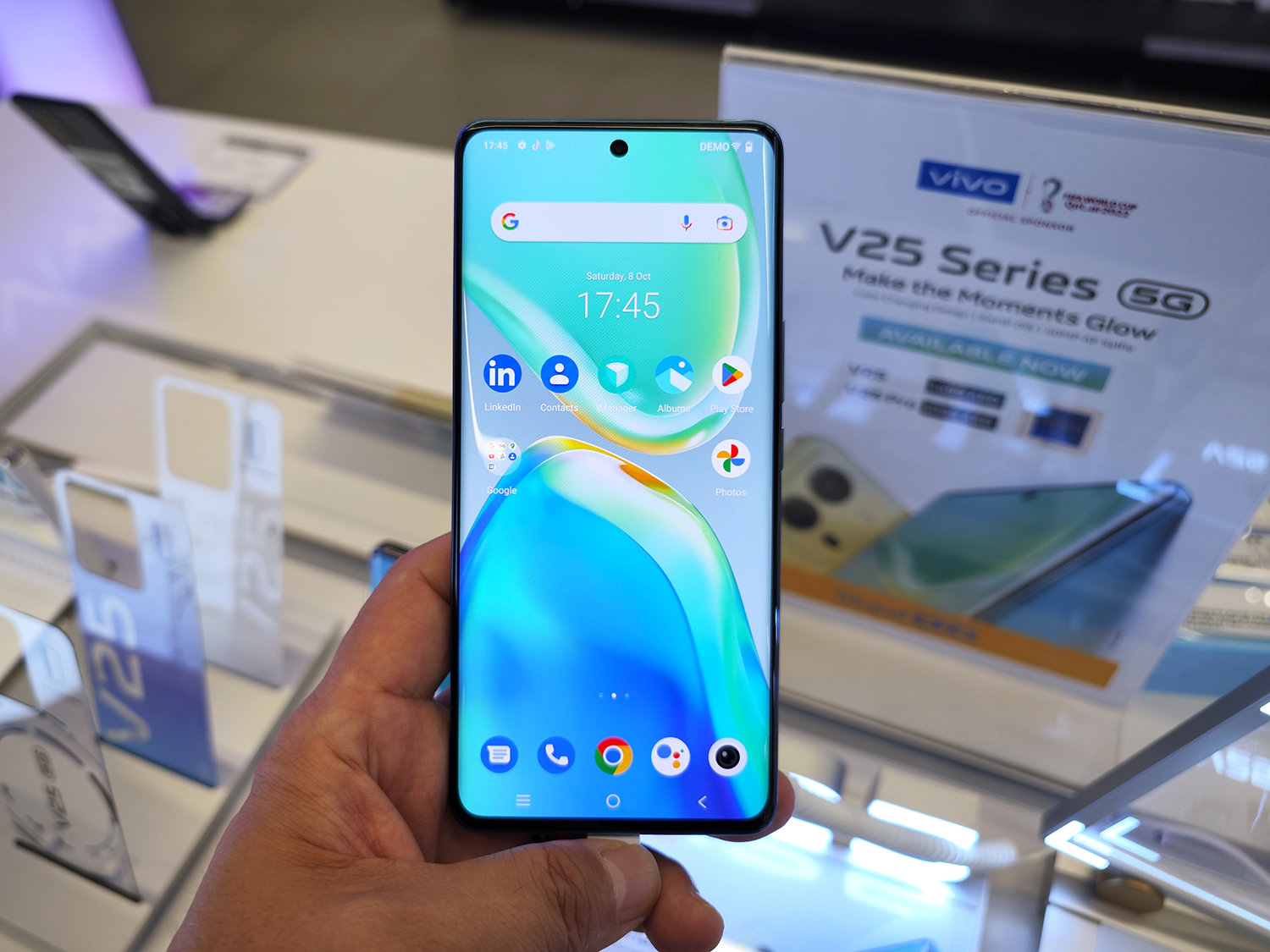 vivoの「V25 Pro」は、紫外線でスマホの背面に字や絵が描ける？：山根