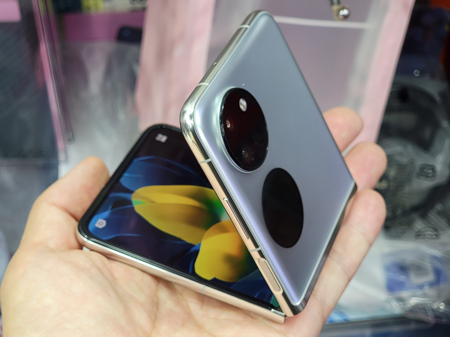 縦折りスマホが中国で約12万円から Huawei「Pocket S」は「P50