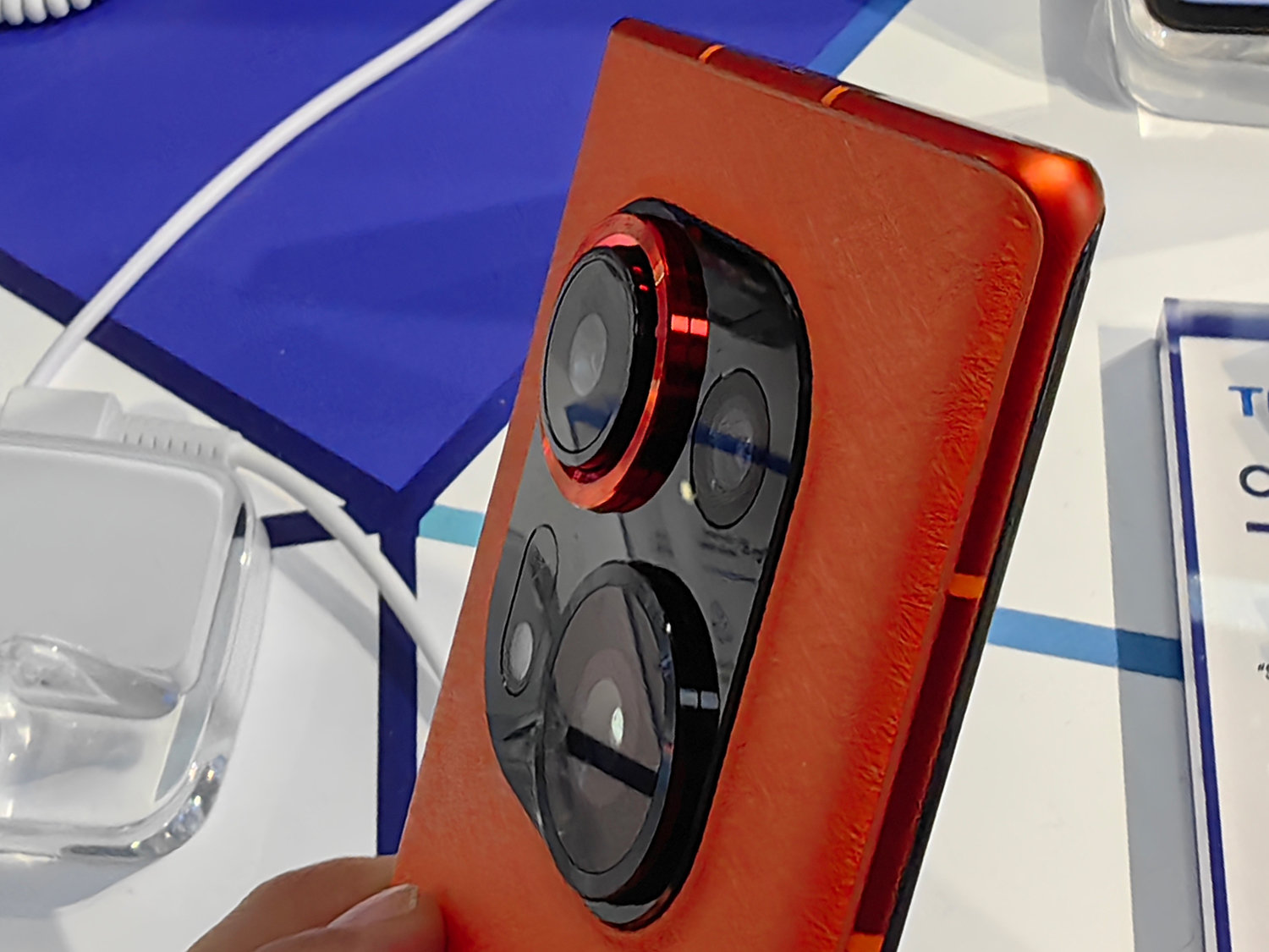 このスマホ、レンズが伸びるぞ！ Tecno「Phantom X2 Pro」の特殊