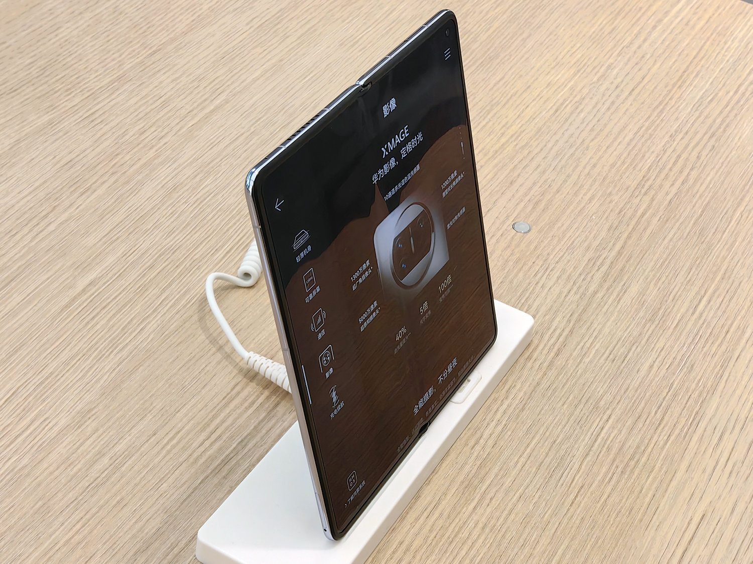 世界最薄折りたたみスマホ”「HUAWEI Mate X3」はどれだけ薄い？ 実際に