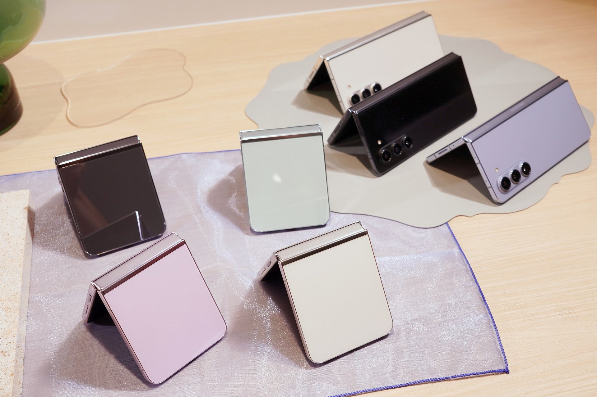 Galaxy Z Flip5」の進化を写真で徹底解説 大型カバーディスプレイの