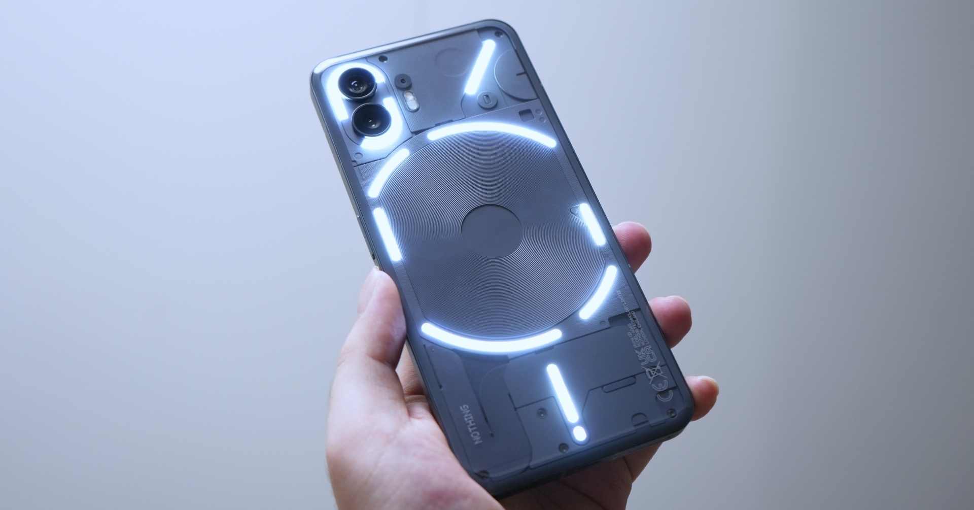 光るスマホ「Nothing Phone (2)」は初号機から何が進化した？ 使い比べて分かったこと（2/2 ページ） - ITmedia Mobile