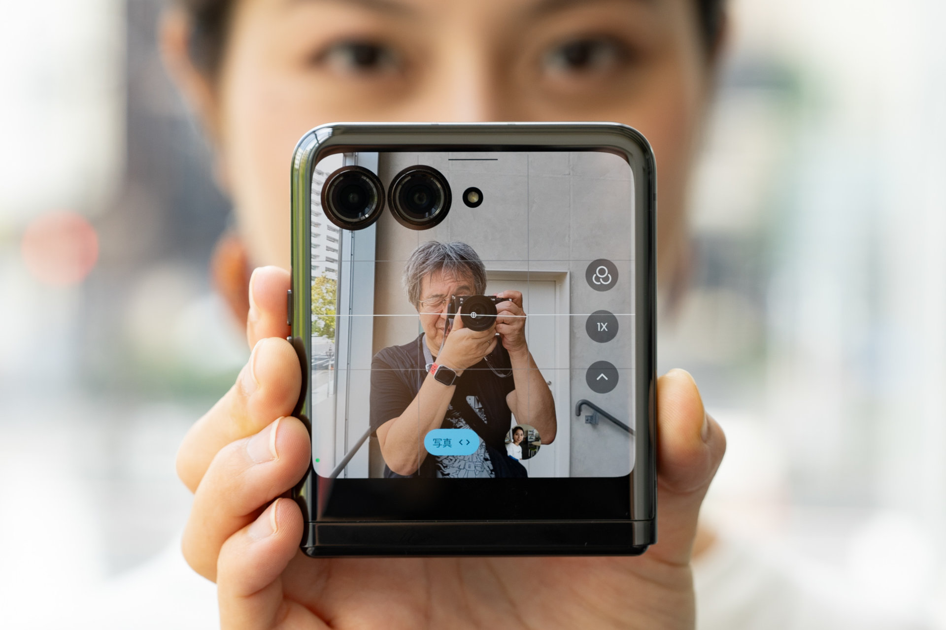 高画質カメラで即自撮り！ 「motorola razr 40 ultra」は“縦折り”を