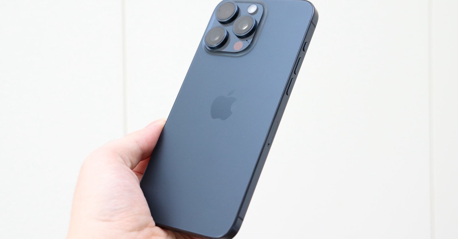 iPhone 15 Proのチタンが汚れたらどうすべき？ Appleがクリーニング