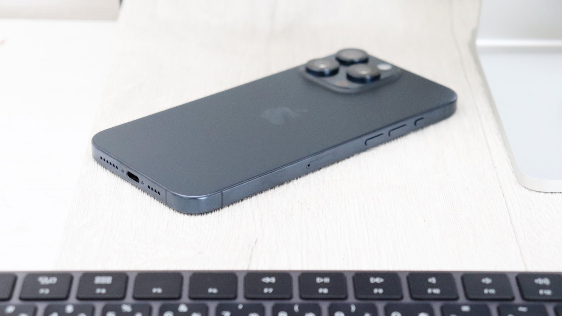 iPhone 15 Proのチタンが汚れたらどうすべき？ Appleがクリーニング