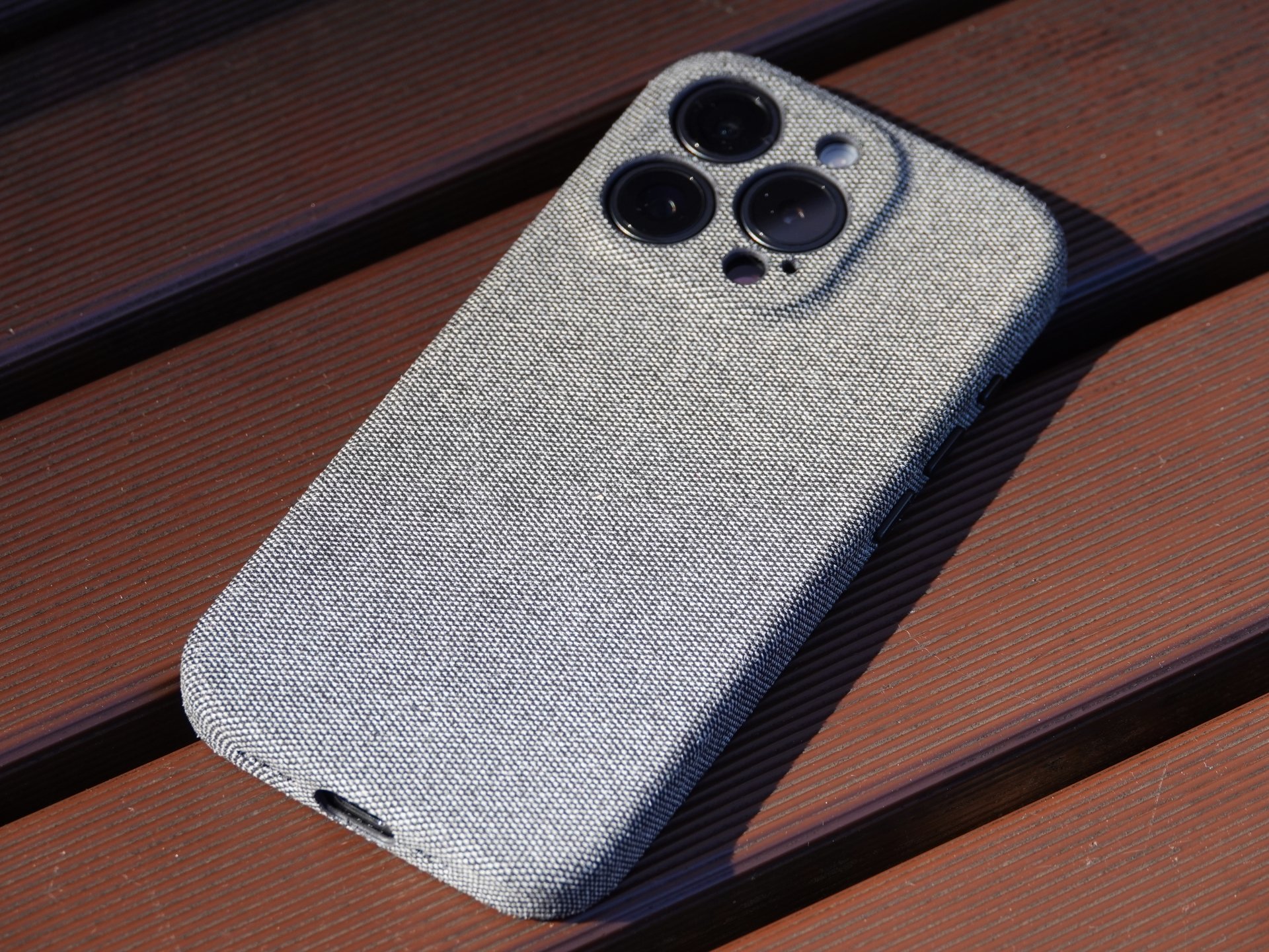 布だけどiPhone 15 Proを守ってくれる？ ファブリックで覆われた「NUNO