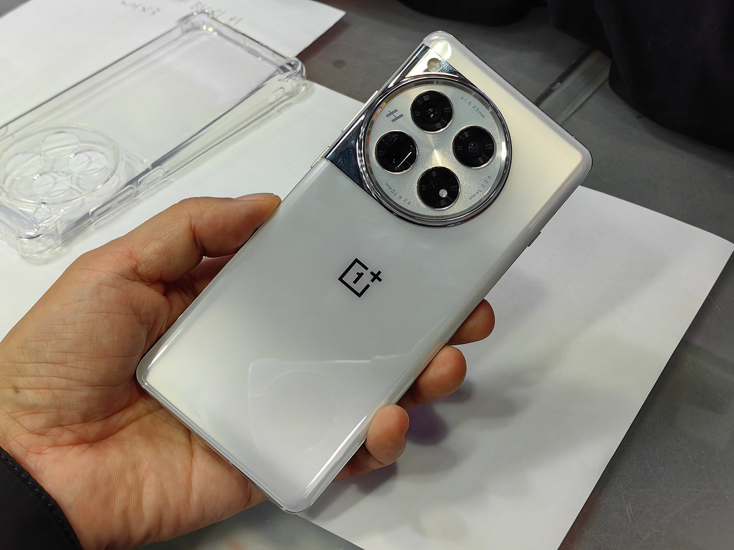 カメラ性能を高めた最上位スマホ「OnePlus 12」 OPPOユーザーなら