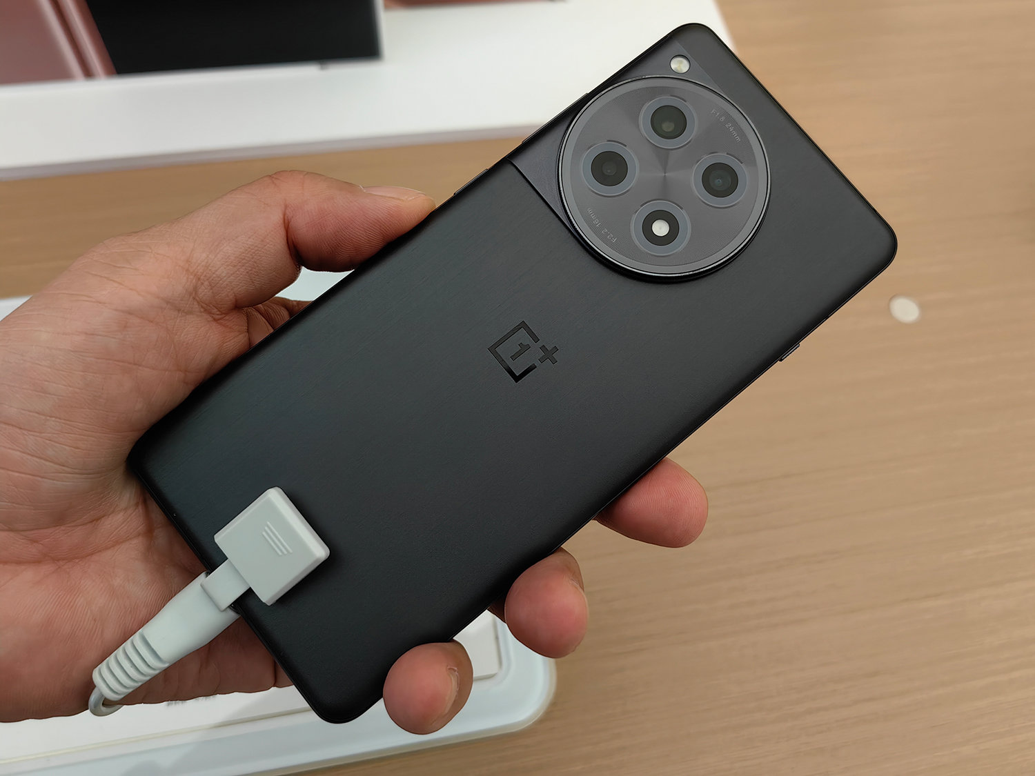 OnePlusの「Ace 3」はSnapdragon 8 Gen 2搭載で約5.5万円 価格を抑えた高性能モデル：山根康宏の海外モバイル探訪記 -  ITmedia Mobile