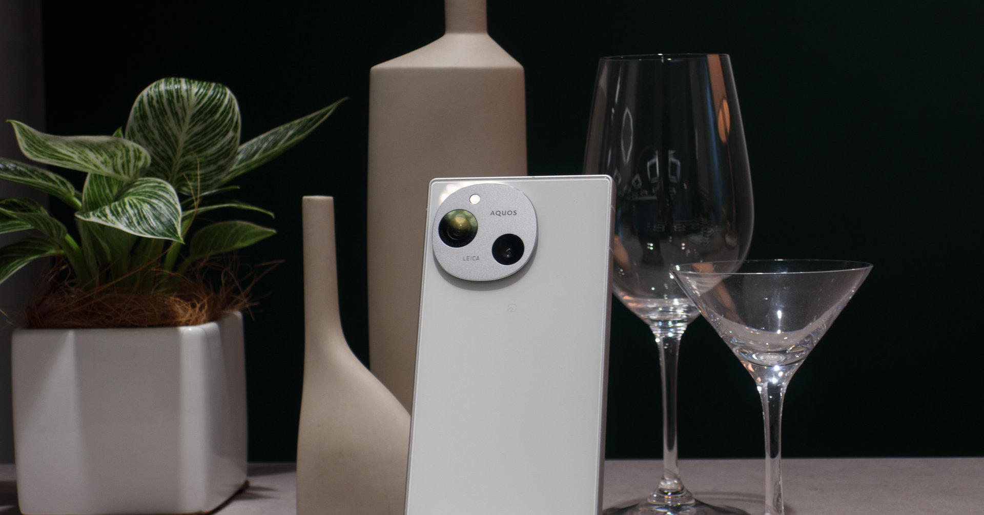 AQUOS R9」のデザインが変貌を遂げた理由 ハイエンド推しから“情緒的