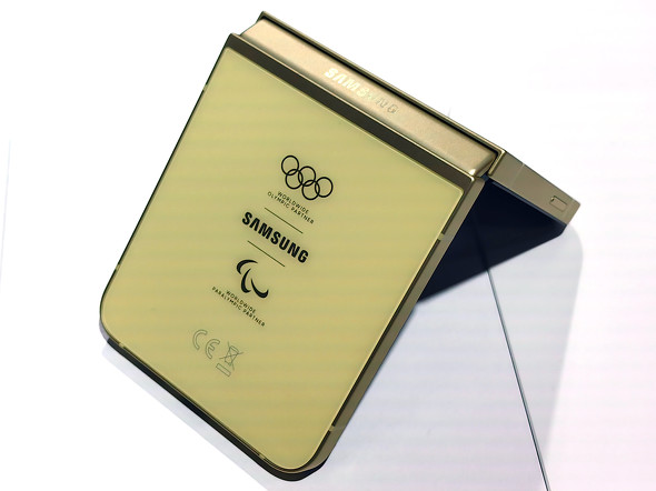 恒例のオリンピック限定スマホ、パリ五輪モデル「Galaxy Z Flip6 Olympic  Edition」のデザインに注目：山根康宏の海外モバイル探訪記（1/2 ページ） - ITmedia Mobile