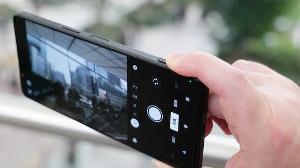 iPhone Xperia J Vb^[L[