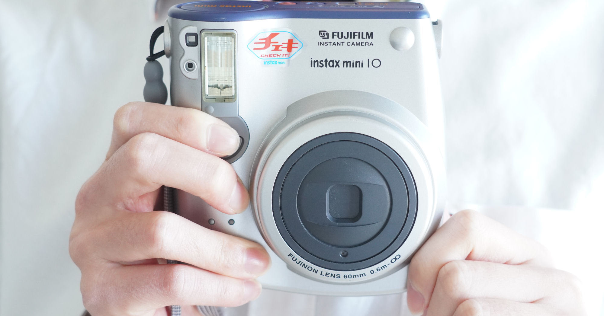 スマホカメラ全盛の今、あえて初代チェキ「instax mini 10」を使って