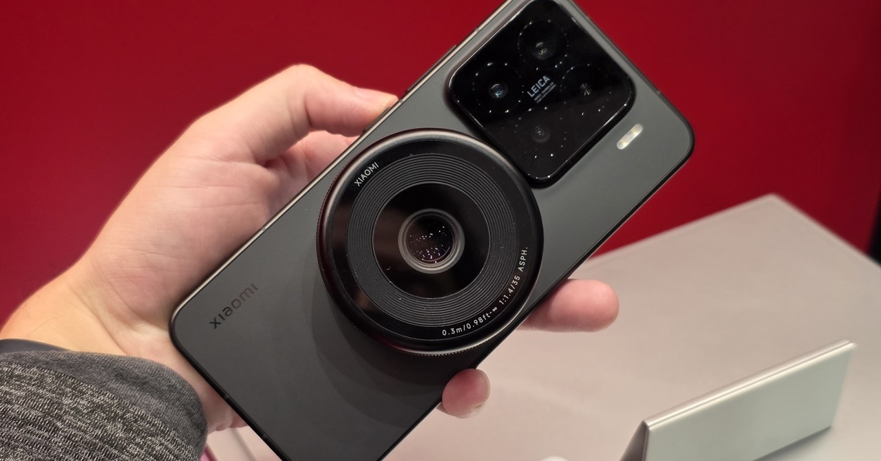 三つ折りや極薄のスマホが新トレンド、カメラは“飛び道具”に注目 MWCで