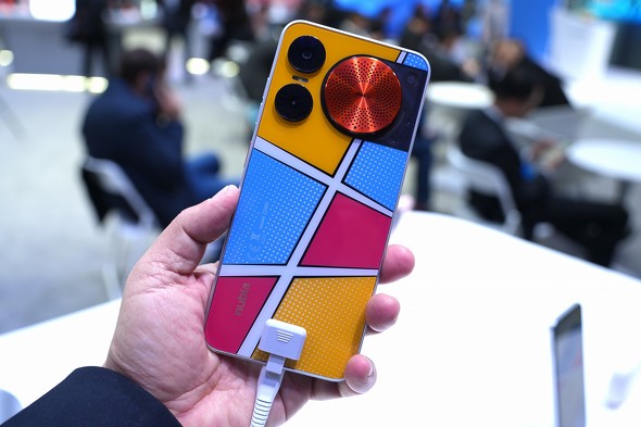 1台3役／世界最薄スマホ、超簡素／QWERTYキー付きケータイも MWC