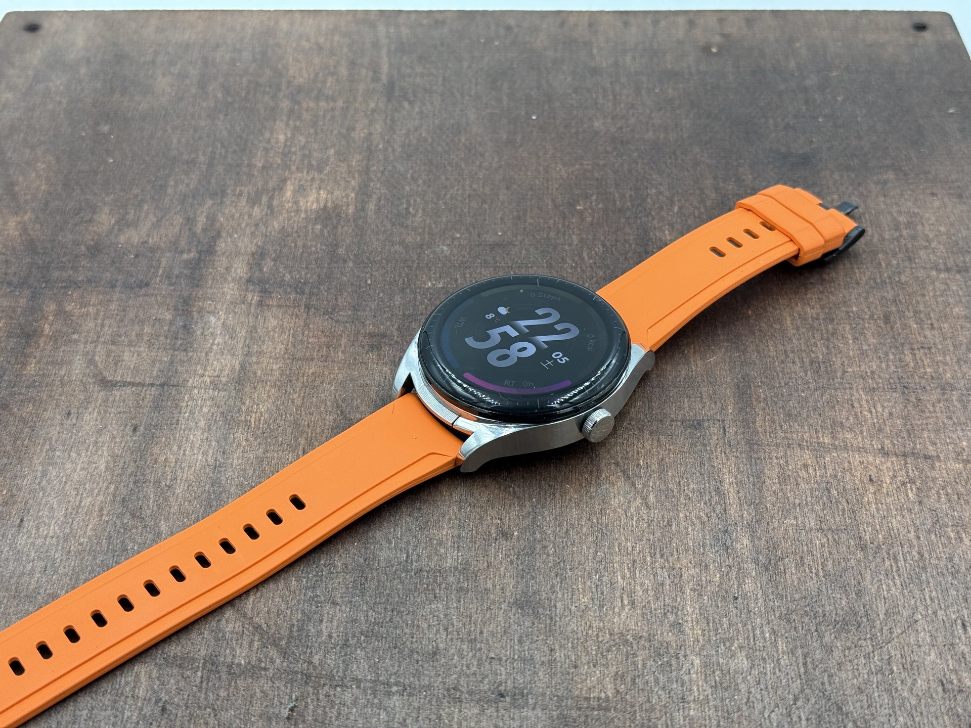 時計にイヤフォンを収納できる「HUAWEI WATCH Buds」は実用的？ 2年間