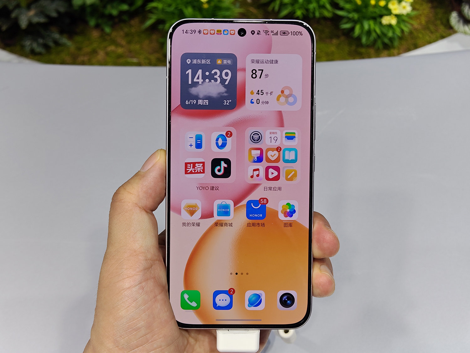 2億画素カメラ搭載の美デザインスマホ「HONOR 400 Pro」：山根康宏の