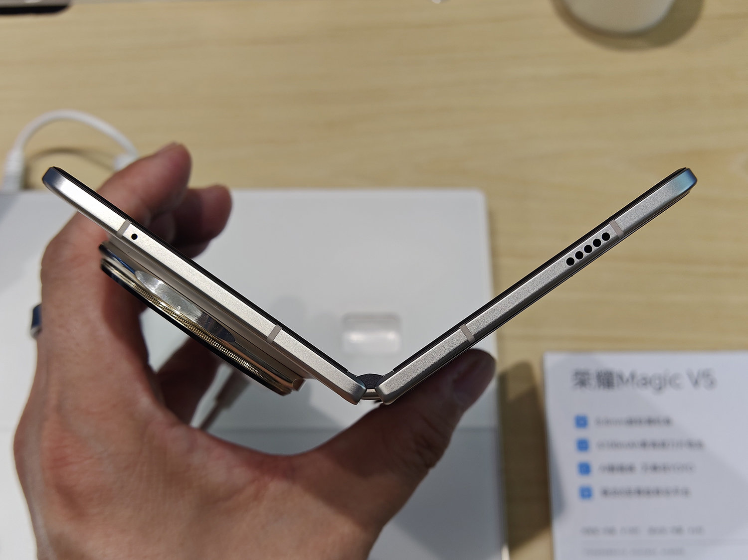 Samsungを超える世界最薄折りたたみスマホ「HONOR Magic V5」は本当に