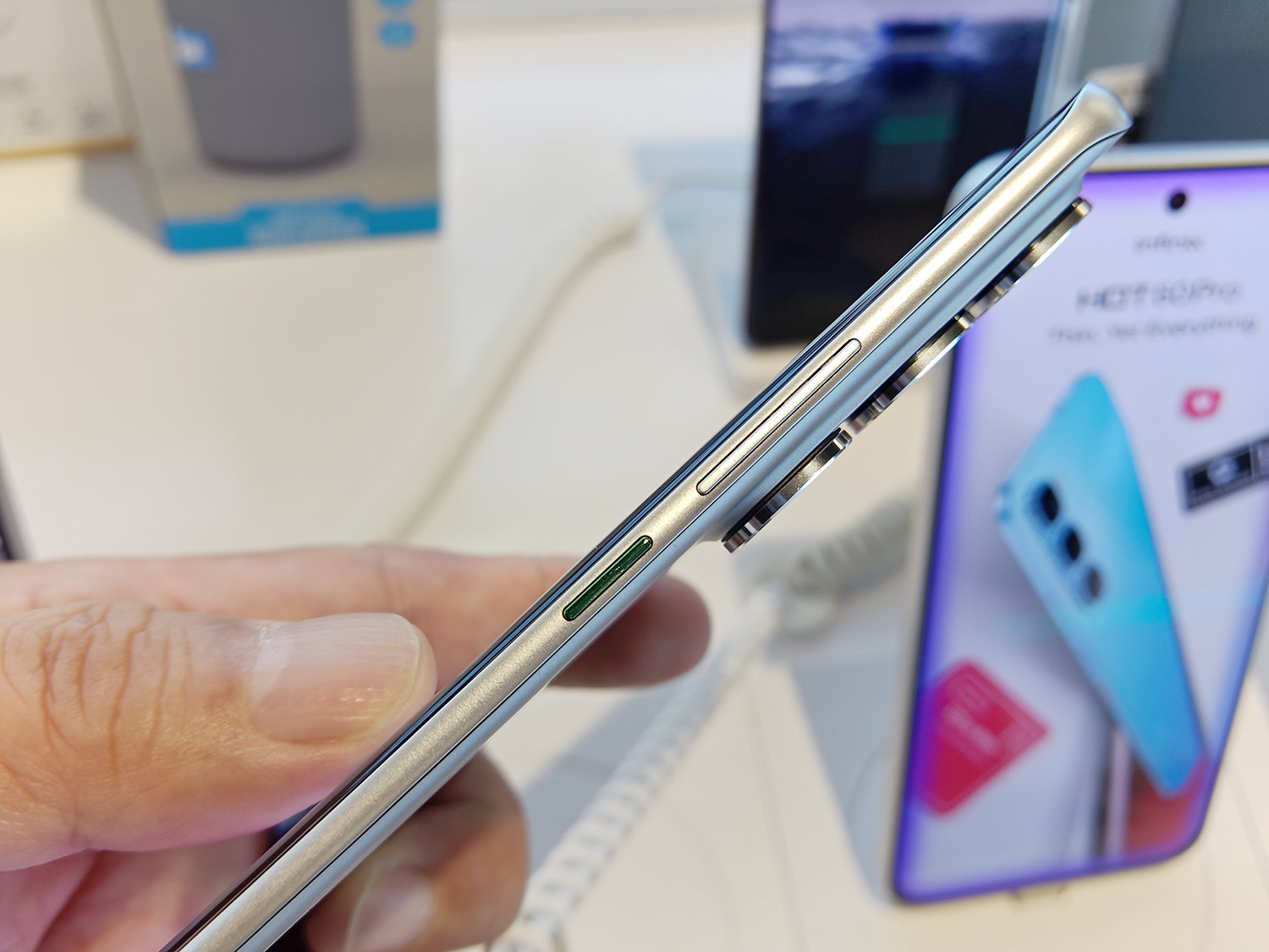 激薄スマホの伏兵が登場 Infinix「HOT 60 Pro+」の薄さにしびれる