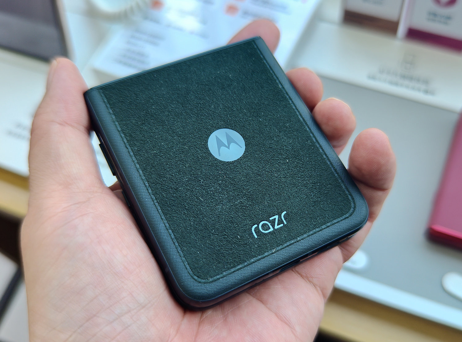 AIボタン搭載のフリップモデル「razr 60 Ultra」、日本投入を待てず