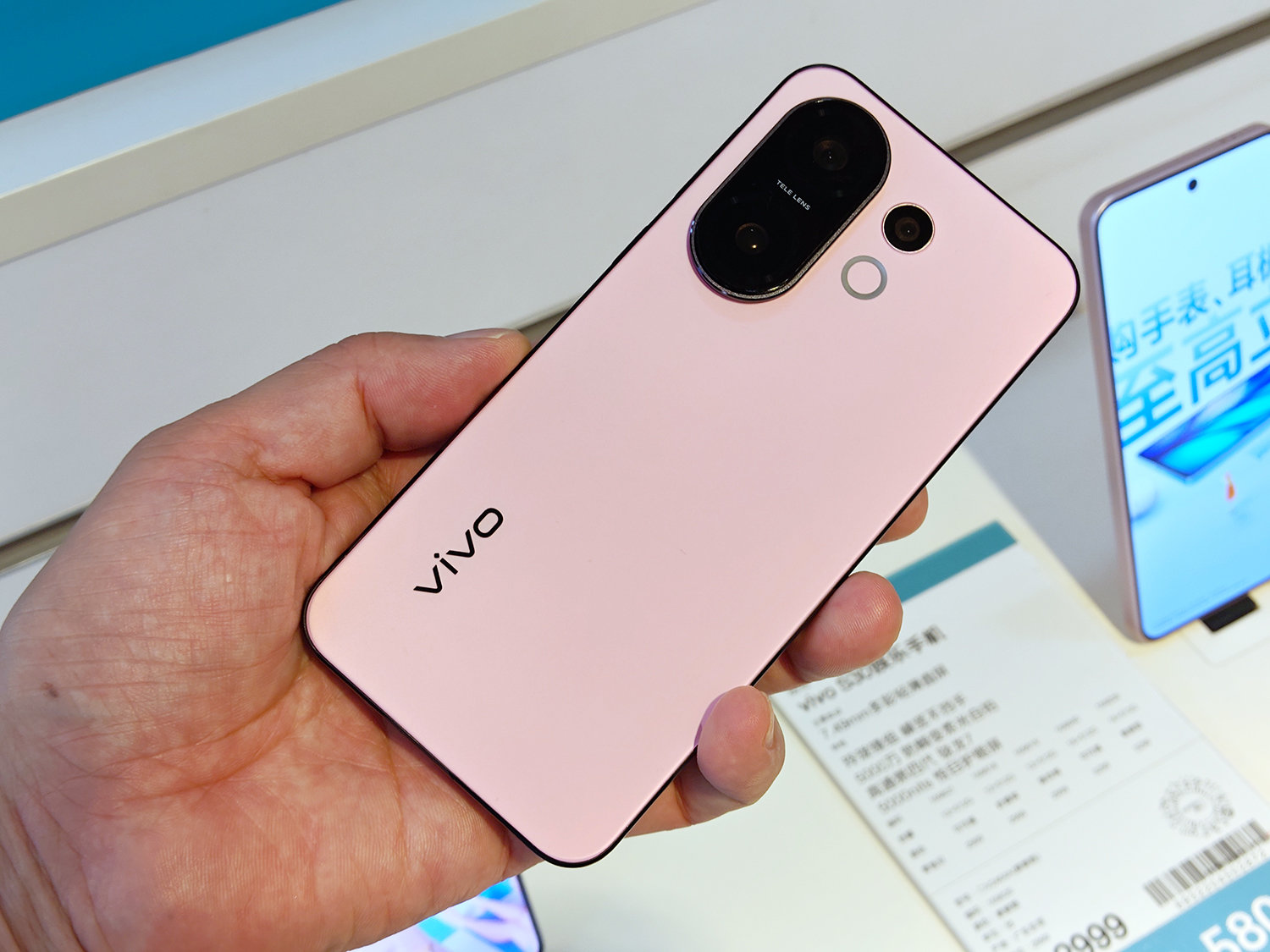 小型で高性能なvivo「S30 mini」は、かわいいセルフィー撮影スマホ