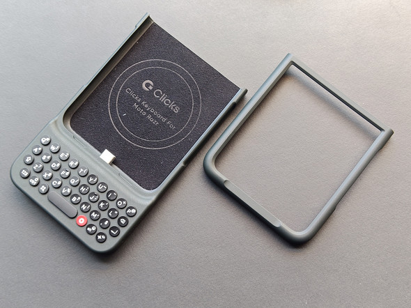 Motorolaの「razr 60」をBlackBerry化するキーボードケースを
