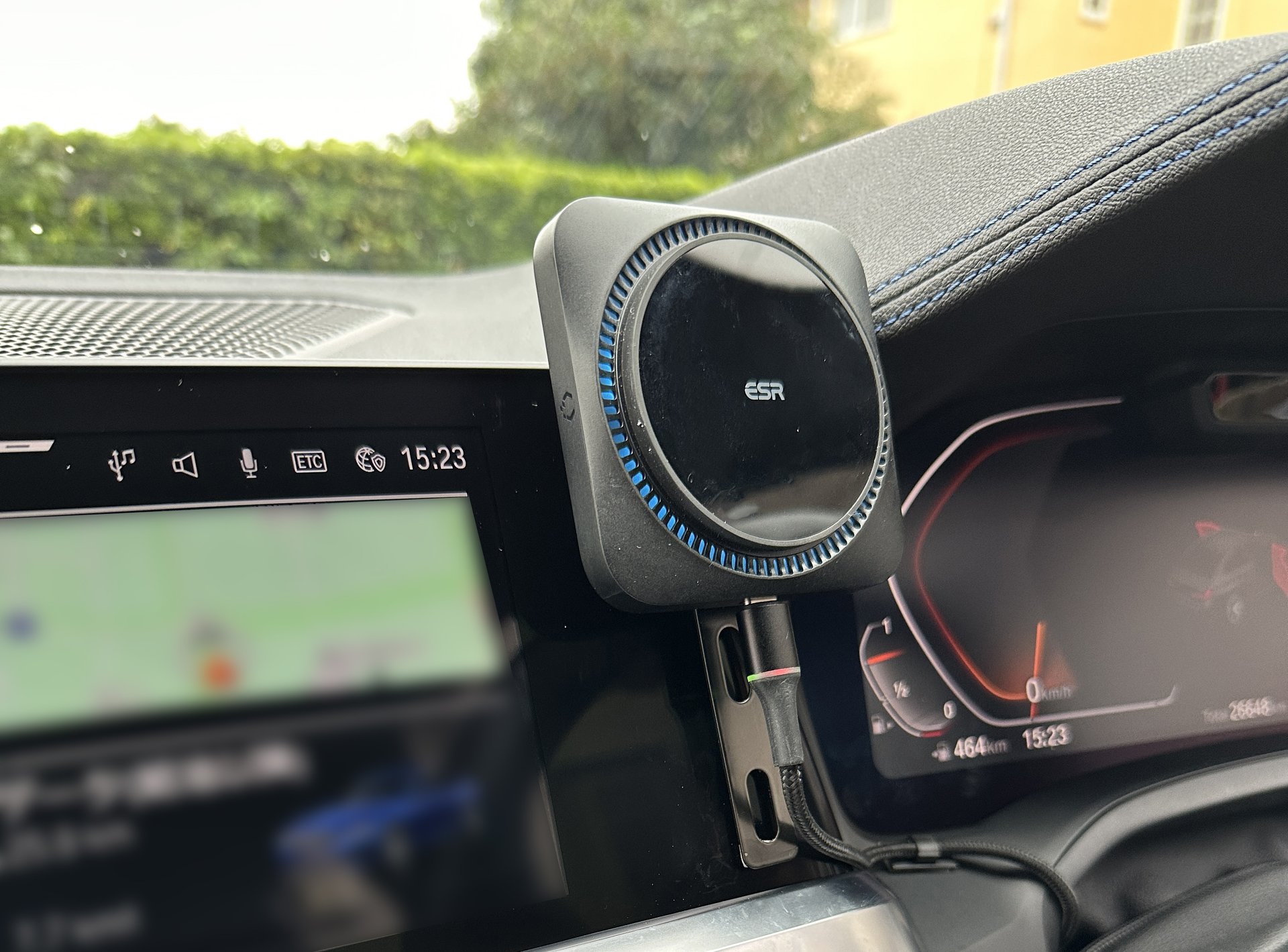 スマホの車載ワイヤレス充電器、充電スピードが早い最新モデル（Qi2 