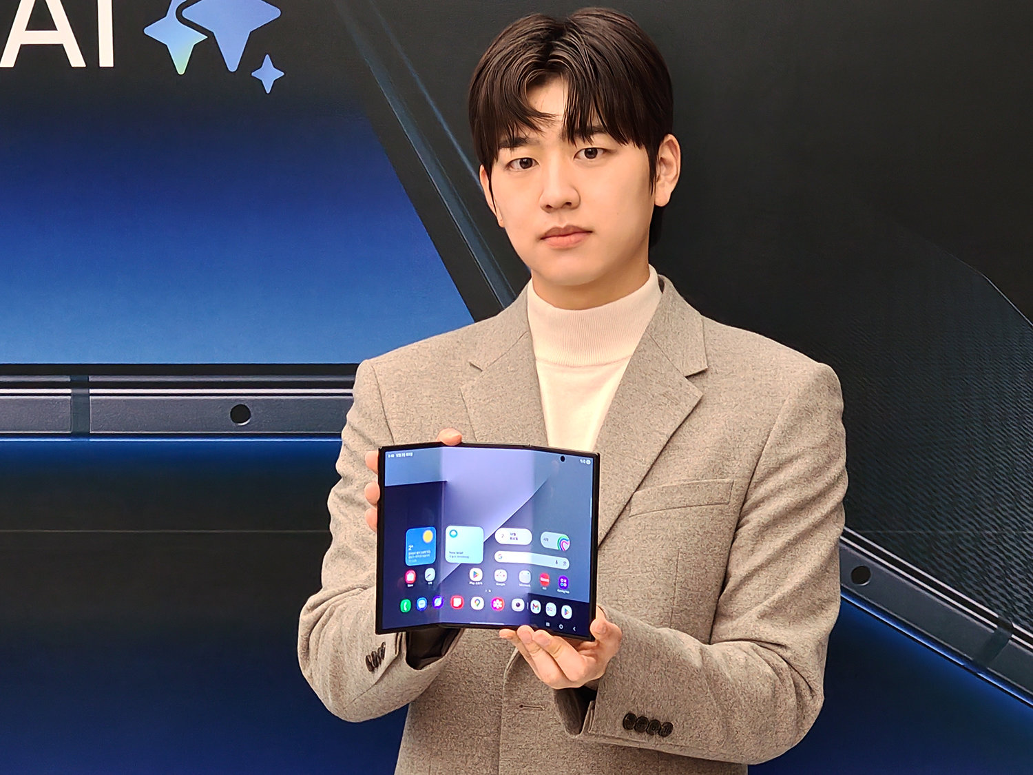 三つ折りスマホ「Galaxy Z TriFold」の実機を触ってみた 開けば10型