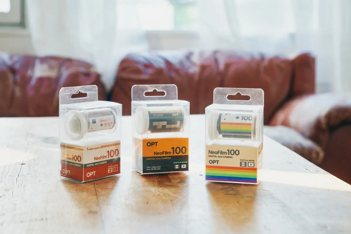 100万画素のデジタルトイカメラ「OPT100 Neo Film」発売　35mmカメラフィルムの形状を再現