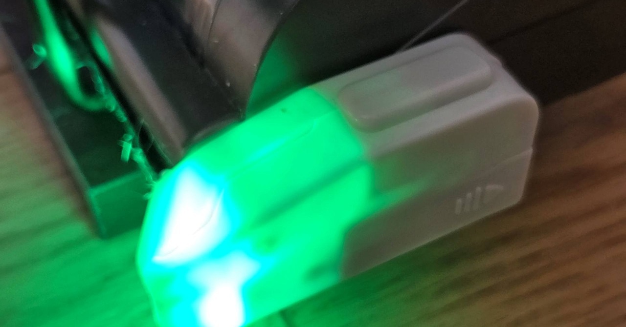 部屋のホコリが丸見えになるライトを掃除機に後付け！　3COINSで550円の「ゴミが見えやすくなる掃除機用LEDライト」を試したら……