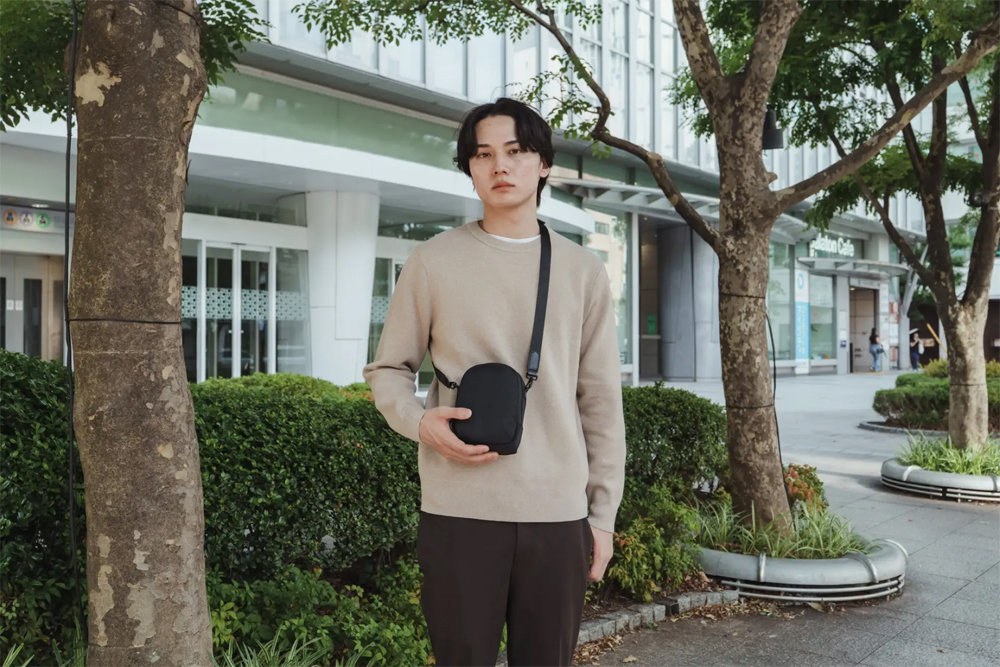 約290gの軽量スマホポーチ、AirTagの隠しポケットやペンスロットも　ケースフィニットから1万3850円で発売