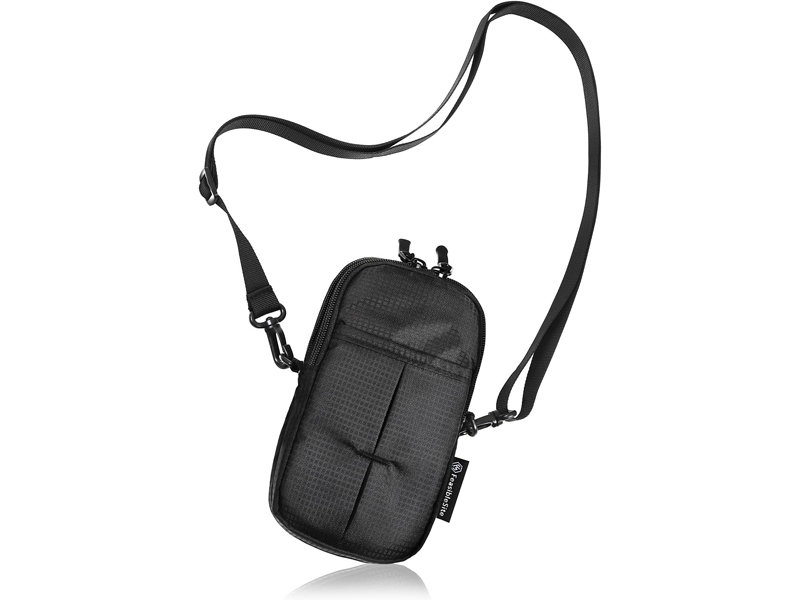 スマホを2台収納できるポーチ、カード類も収納できるフロントポケット付き