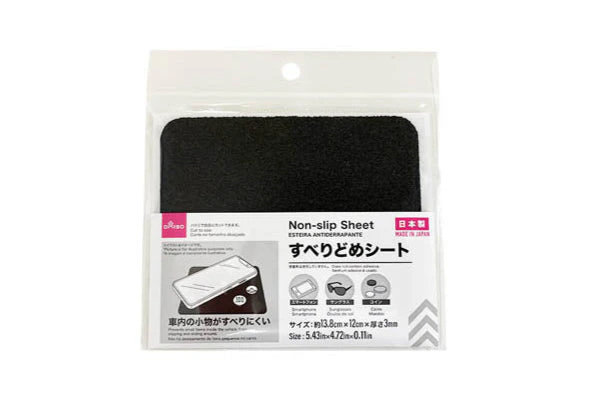 【ダイソー】110円の「すべりどめシート」　車のダッシュボードで小物の滑り落ちを防ぐ