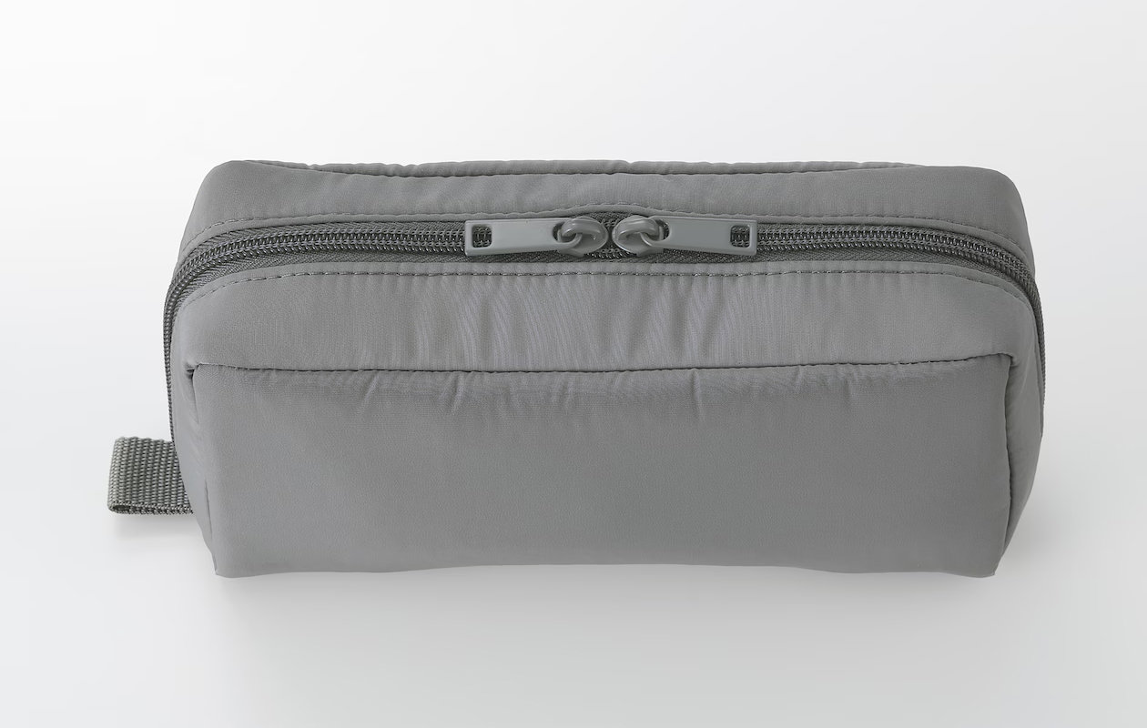 【無印良品】990円の「ポリエステルガジェットポーチ」　収納したままPCアダプターを利用できる