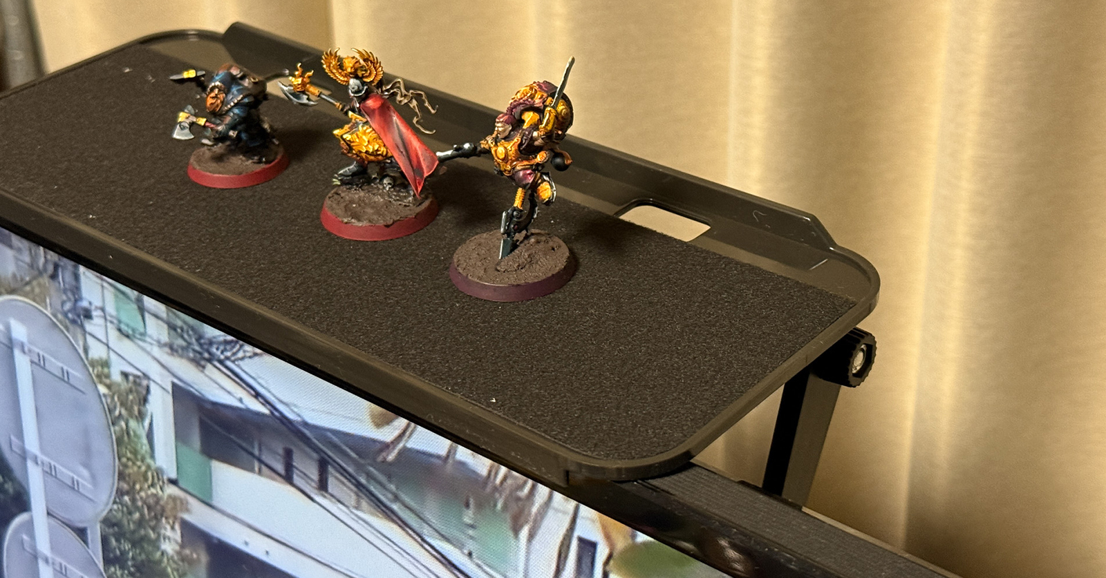 3COINSで550円「ディスプレイボード」でTVと一緒に見られるものを増やしてみた