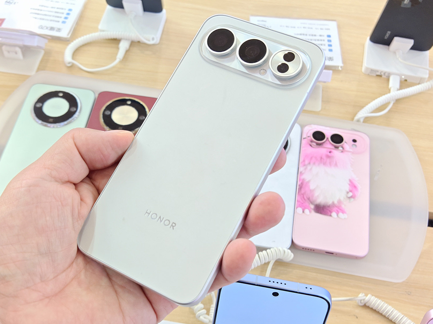 時代は「横並びカメラデザイン」か？ HONOR 500がイメチェンして登場