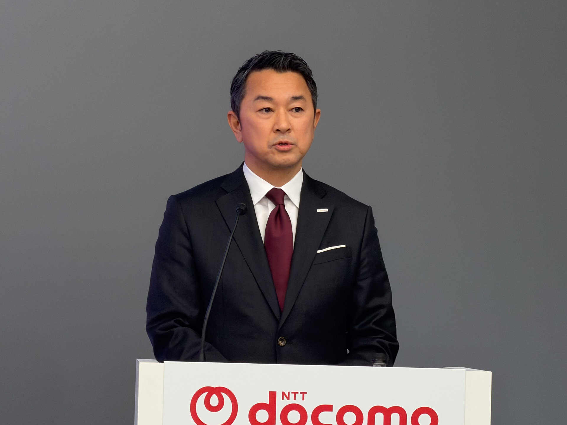 ドコモ、2025年度営業利益を830億円下方修正 MNP競争激化と「カエドキ