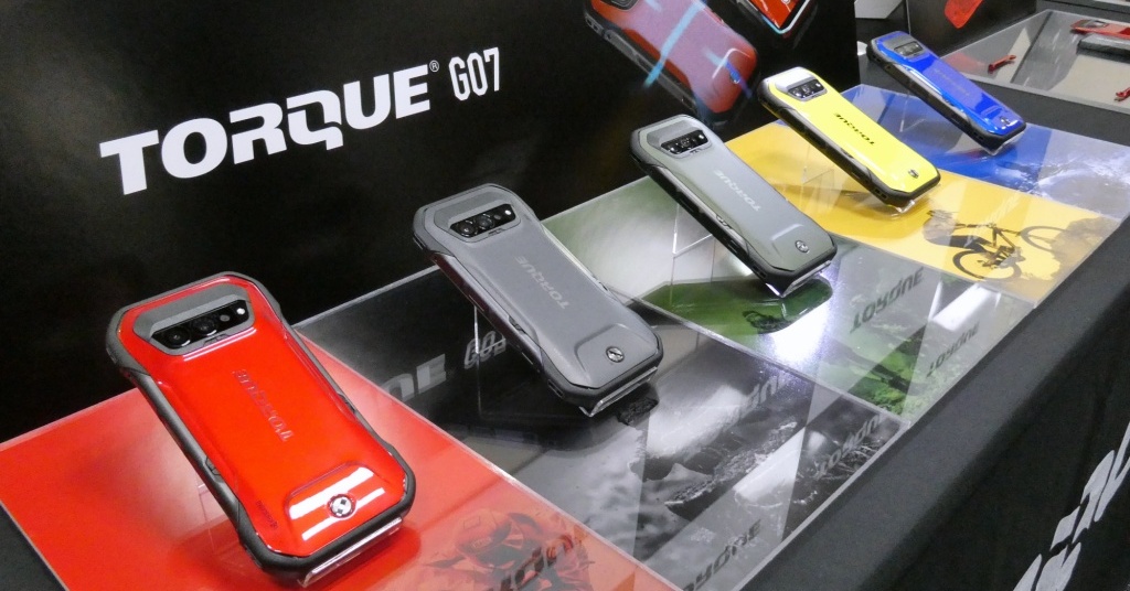 auから高耐久スマホ「TORQUE G07」登場 耐泥水に対応、衛星通信専用アンテナを搭載 実機を速攻チェック