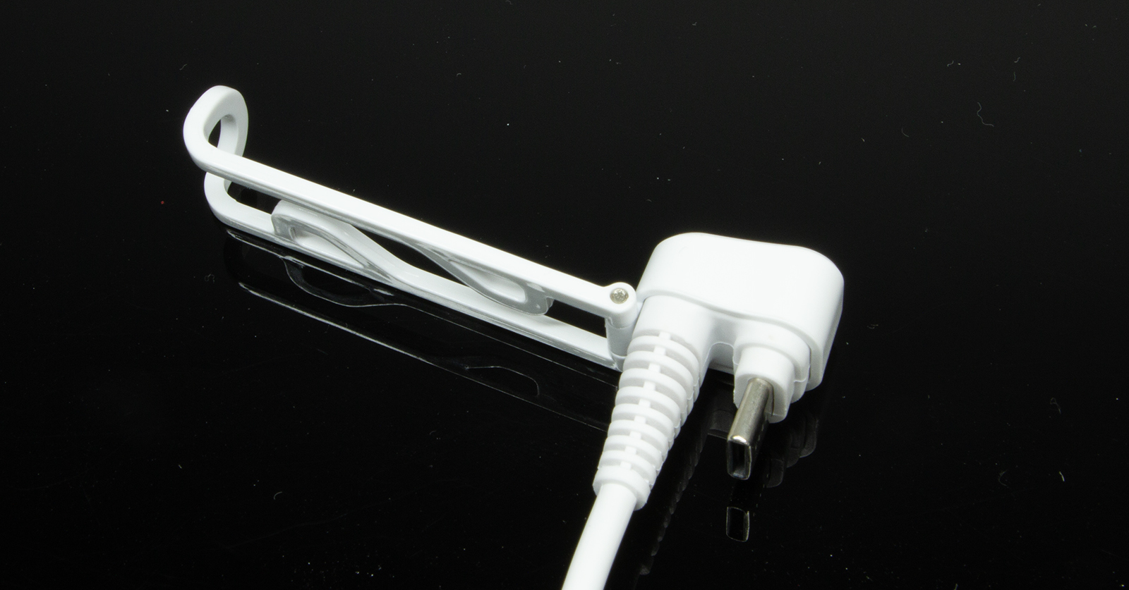 キャンドゥで330円の「U字ケーブル スタンド付 Type-C」を試す　曲がったプラグはスマホを充電しながら持つ際に便利