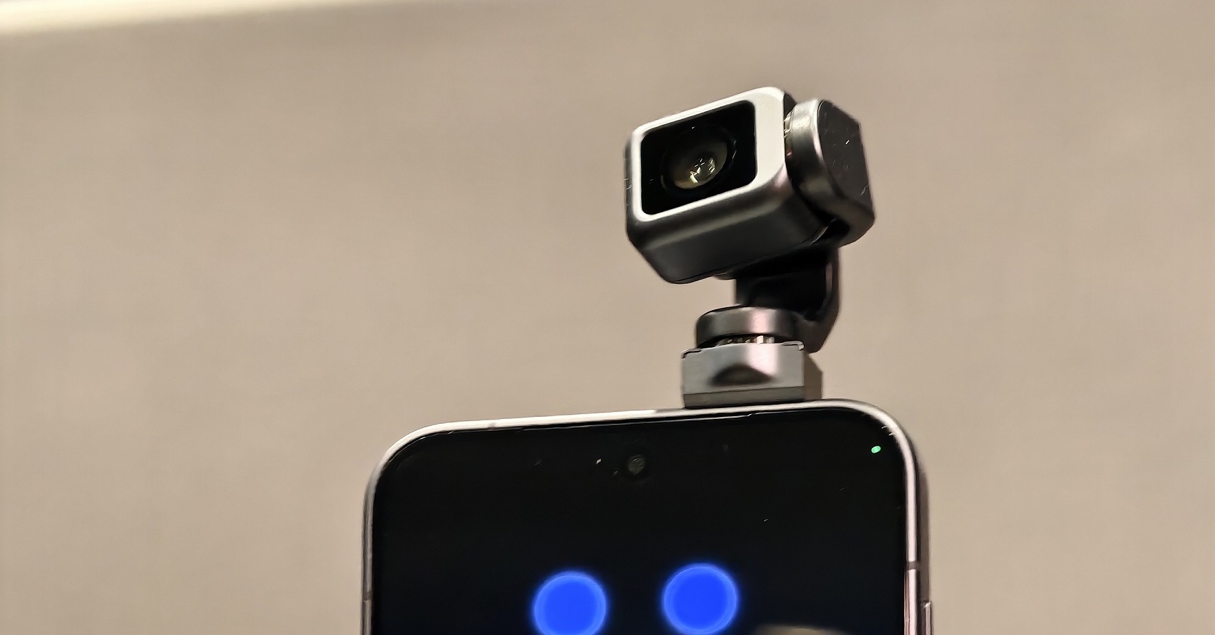 まるで愛玩ロボット？　「HONOR Robot Phone」は2億画素ジンバルが“生き物”のように動く次世代AIスマホ