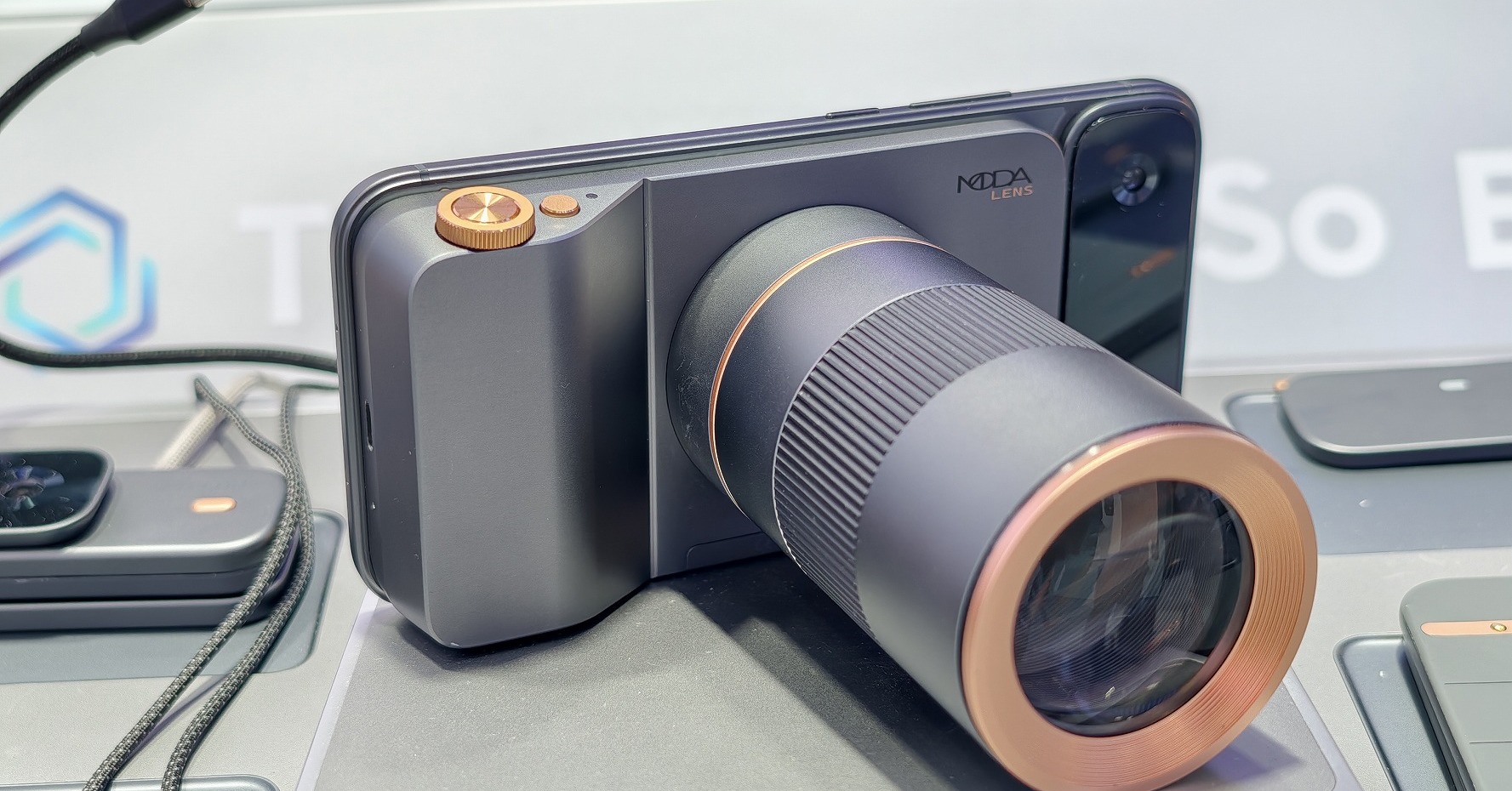 厚さ4.6mm、磁石で合体するTECNOの“モジュール型スマホ”は「Moto Mods」の夢を見るか