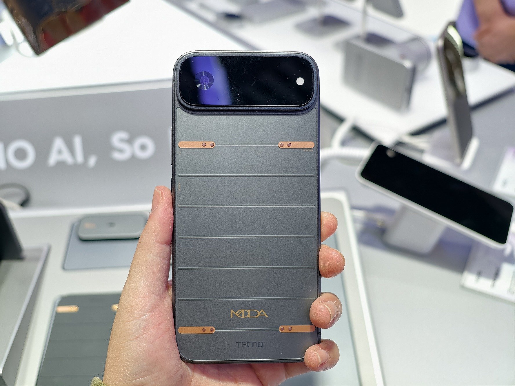 携帯電話本体 MARON 厚さ4.6mm、磁石で合体するTECNOの“モジュール型スマホ”は「Moto Mods