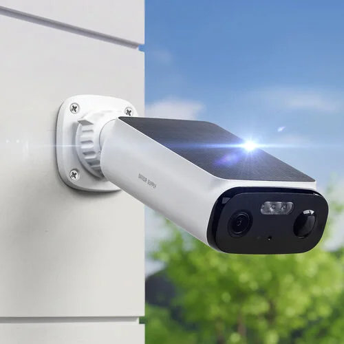 スマホで見守れる防犯カメラ、ソーラー充電対応で配線不要　サンワから発売