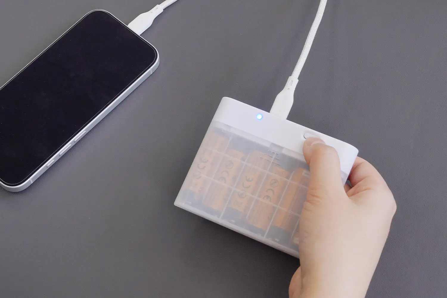 停電や災害時でも乾電池で充電できるモバイルバッテリー　オウルテックから