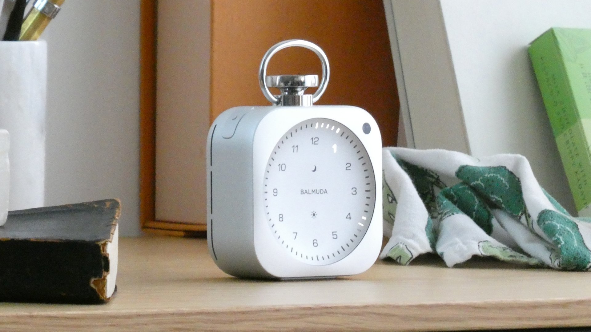 バルミューダがスマホ連携時計「The Clock」発表、5万9400円 針がなく