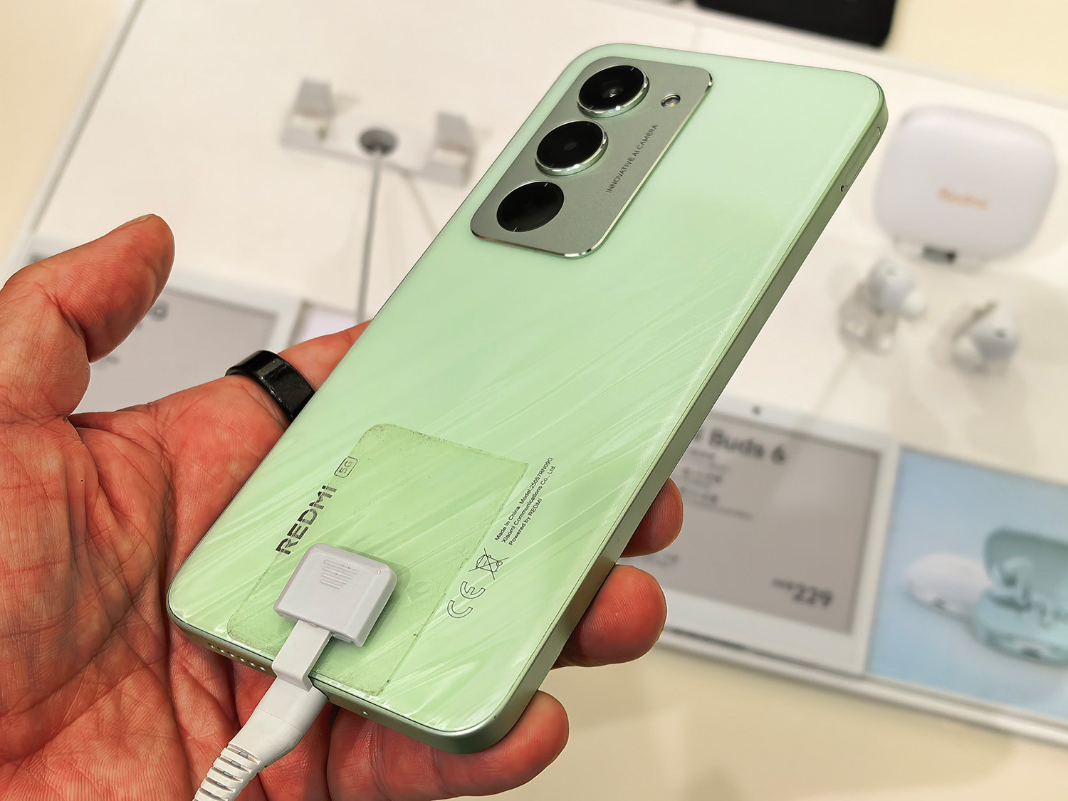 円安と日本仕様が悩ましい、「REDMI 15 5G」の国内外における価格差 