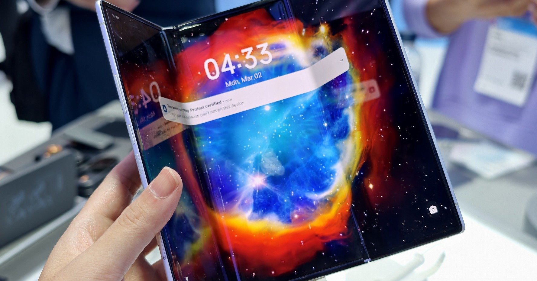 中国TECNOの3つ折りスマホ「PHANTOM Ultimate G Fold」に触れた　発展途上だが薄型化で差別化を図れるか