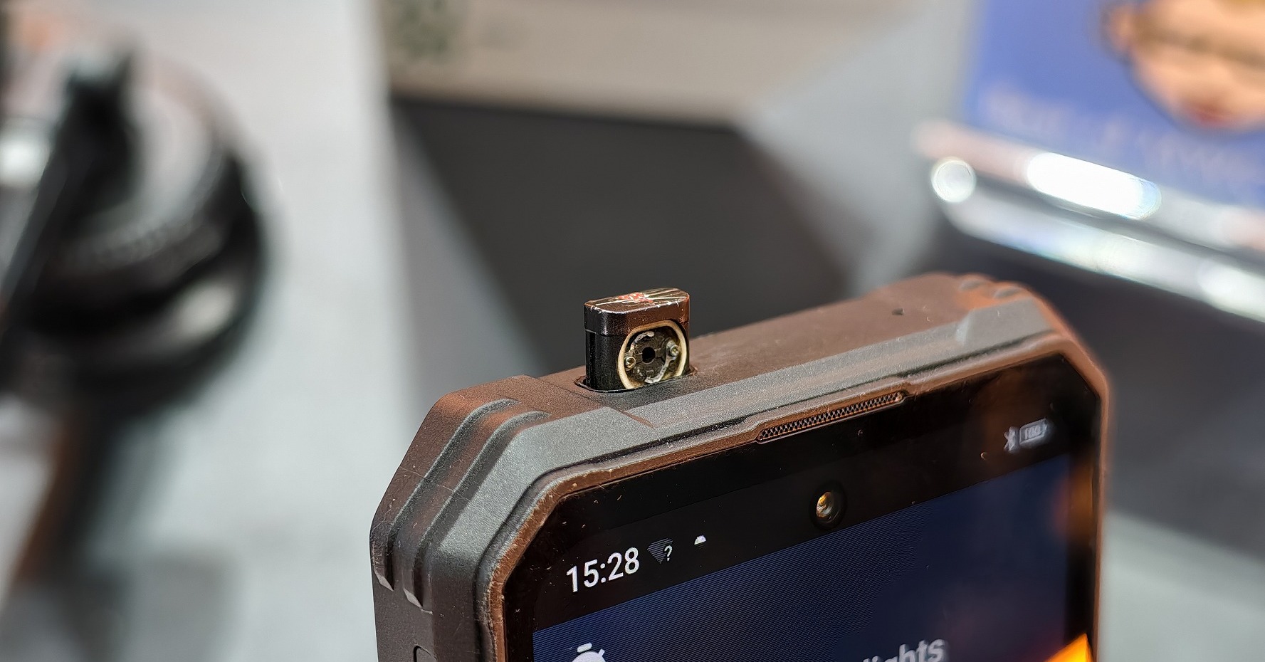 ライター内蔵スマホが中国Oukitelから登場　日本発売も予定、2万mAhバッテリー内蔵でSOS発光も可能