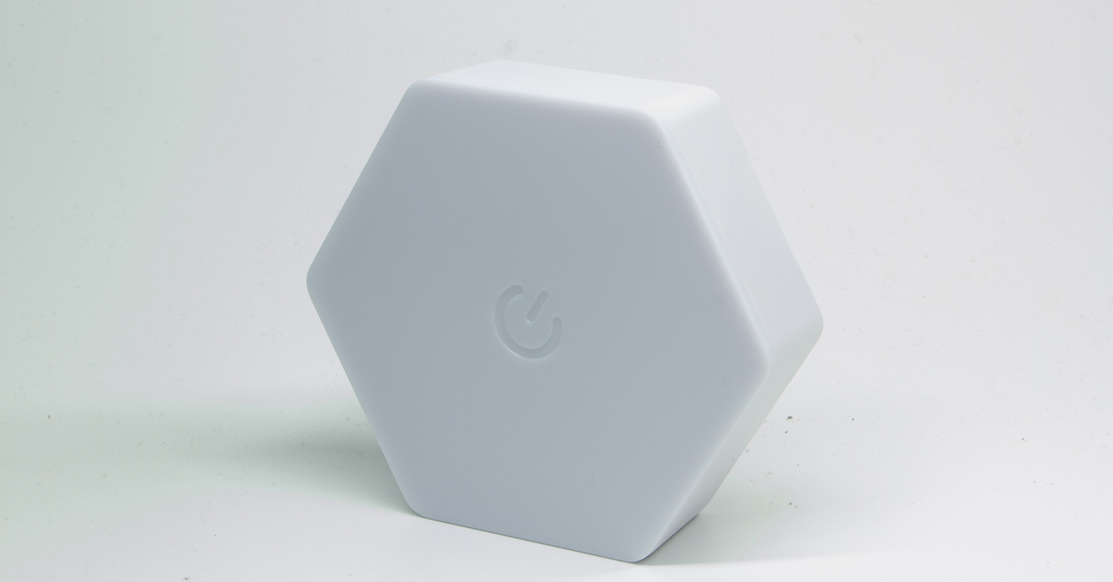 インテリア？　それともベッド照明？　ダイソーで220円の「六角形インテリアタッチライト」を試す