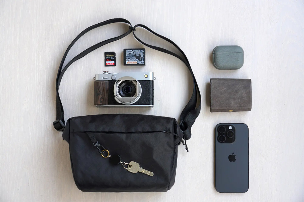 カメラを即取り出せるバッグ「＋C SLING」1万6500円で登場、スマホ専用スペースもあり