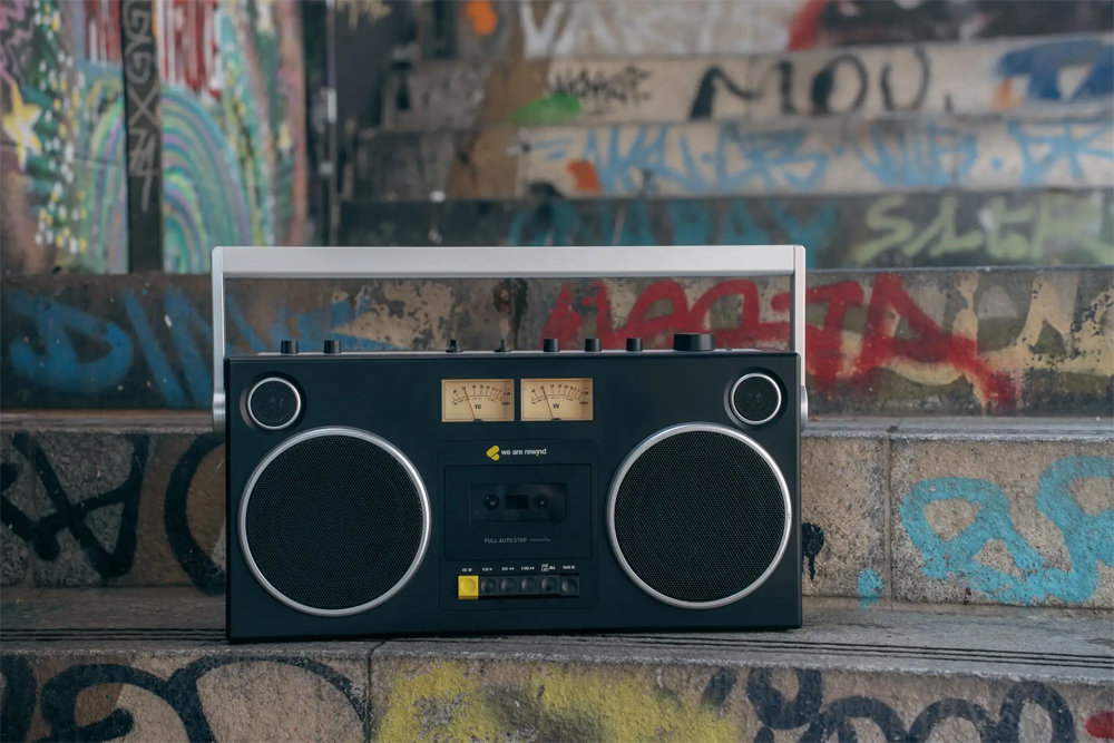 カセットプレーヤー搭載、レトロな外観のBluetoothスピーカー「GB-001」　約9万円